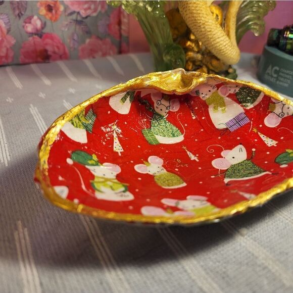 DECOUPAGE CLAM SHELL DECOUPAGE CHRISTMAS MICE ON A CLAM SHELL TRINKET DISH - Picture 5 of 11